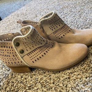 NWOT Baretraps Women’s Short Cut Boots